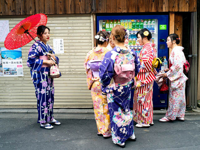 Kimono and coffee machine jidohanbaiki, Kyoto, Japan - Photo by Tim Ravenscroft, Wyndlestraw Designs
