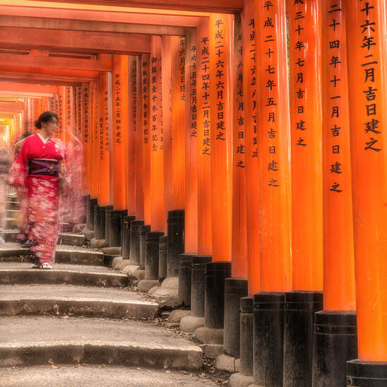 Torii and kimono, Fushimi Inari shrine, Kyoto - Photo by Tim Ravenscroft, Wyndlestraw Designs