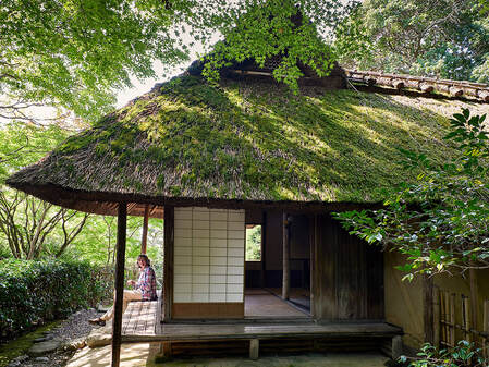 Moira Ravenscroft knitting at Matsuo Basho's house, Kyoto – photo by Tim Ravenscroft for Wyndlestraw Designs